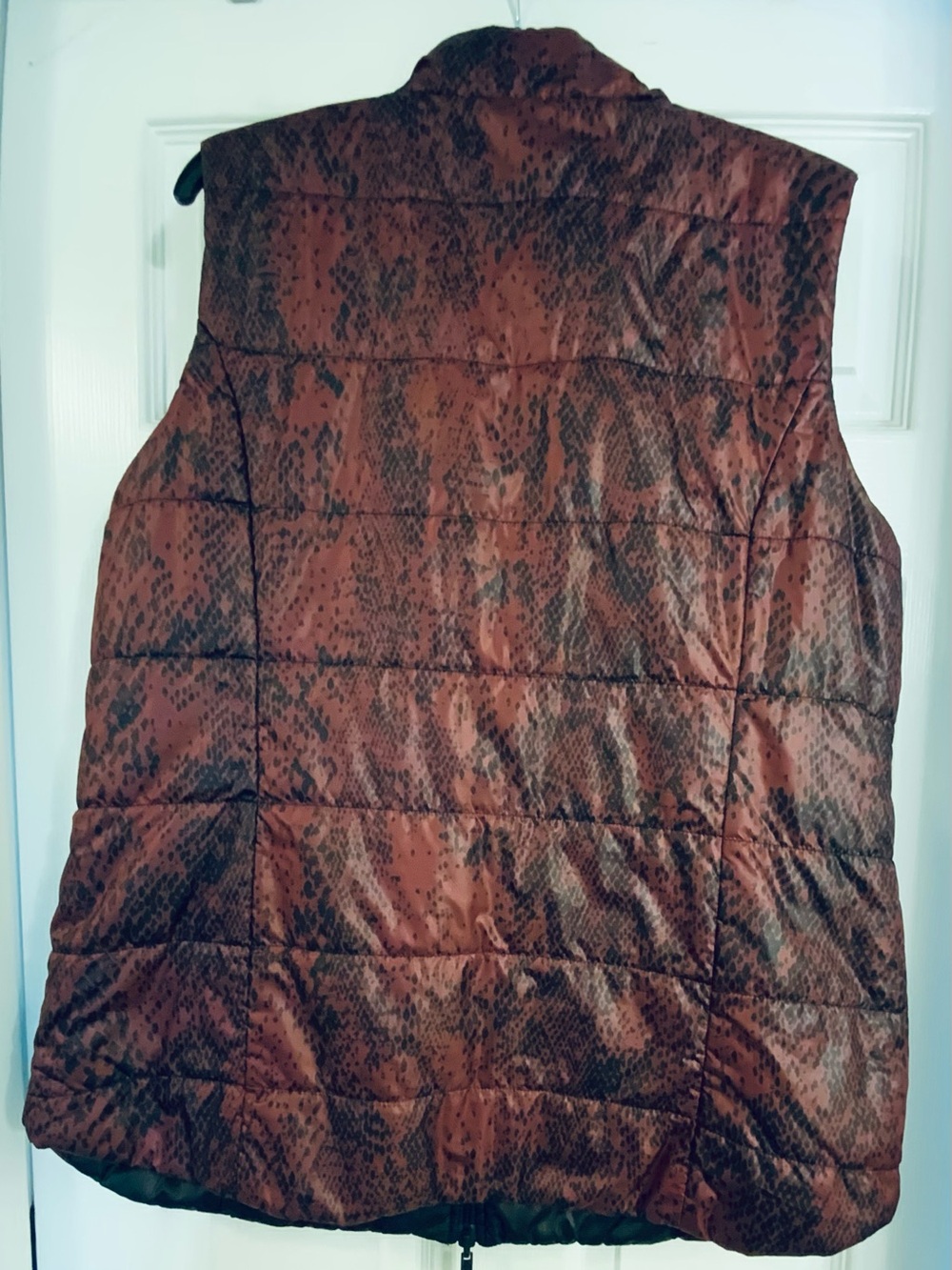 Chico's quilted puffer vest in a maroon and black printed design Size 3 - Picture 6 of 7